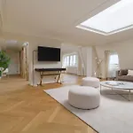 Luxury - Avenue Montaigne Paryż