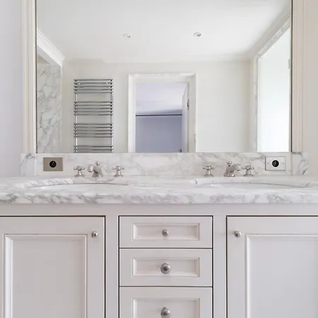 Luxury - Avenue Montaigne Apartment Paris