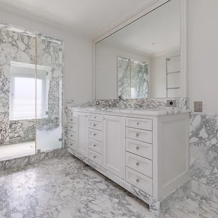 Luxury - Avenue Montaigne