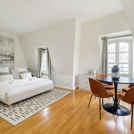 Luxury - Avenue Montaigne Apartment Paris