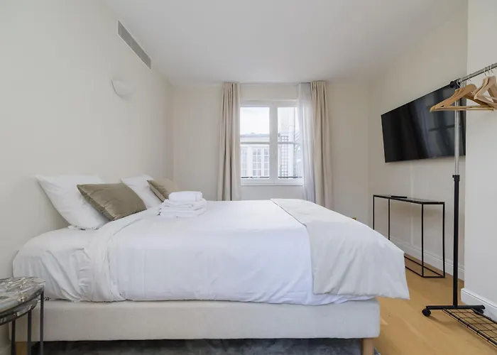 Luxury - Avenue Montaigne דירה *